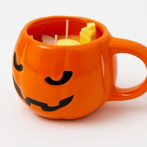 Oranje Halloween geurkaars in Jack-o'-lantern pompoenmok met 'Trick or Treat' geur en decoratieve wax figuren