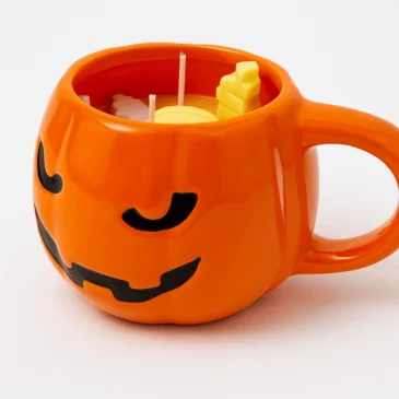 0b985747-384e-4482-bac1-bb0bd33fd6f1 Oranje Halloween geurkaars in Jack-o'-lantern pompoenmok met 'Trick or Treat' geur en decoratieve wax figuren