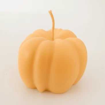 2f456406-fef9-4911-95b8-0fbae4e495e6 Handgemaakte pompoen geurkaars in oranje kleur – herfstdecoratie
