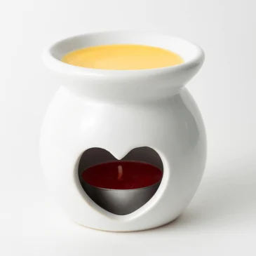 434bc661-6f4d-4cbf-a903-7076199747e3 Witte keramische waxbrander met hartvormig design