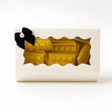 6d86e42c-9248-49fa-81fd-f75b276edba8 wax melts in wafelreep vorm op een waxbrander, met bloemen- en fruitgeuren
