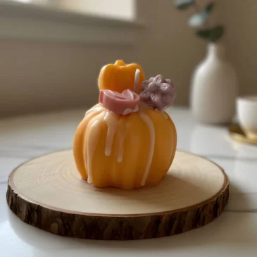 9f07100a-e682-4801-911e-3cfb15082704 Handgemaakte pompoen geurkaars in oranje kleur – herfstdecoratie