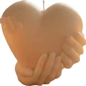 Herdenkingskaars hart in handen in crèmewitte kleur, handgemaakt en symbolisch ontwerp