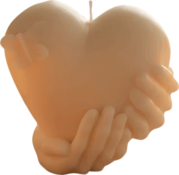 aaa475df-f086-4d5c-8496-95587f604b53 Herdenkingskaars hart in handen in crèmewitte kleur, handgemaakt en symbolisch ontwerp