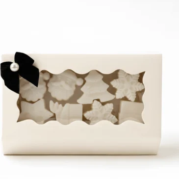 Witte kerstvormen in een doos