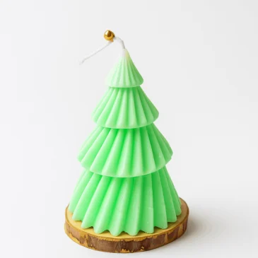 Handgemaakte kerstboom kaars van sojawax met houten onderzetter