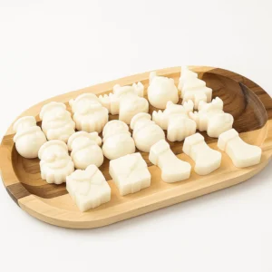 Kerstfiguren Waxmelts in de vorm van kerstbomen, cadeautjes en sneeuwpoppen op houten schaal – Scentulp