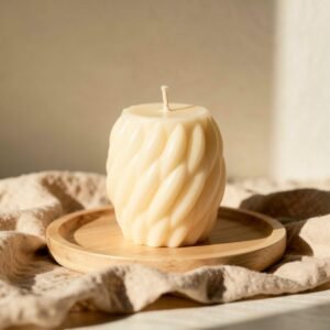 design kaars. decoratieve kaars met een compacte vorm en een verfijnde, gedraaide structuur