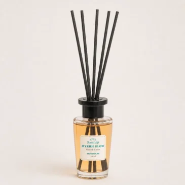 02-scentulp-myrrh-glow-100ml-bottle-detail Scentulp Myrrh Glow geurstokjes 100 ml – Wierook & Mirre