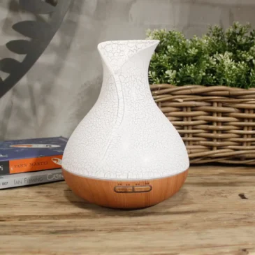 palma-aroma-diffuser-400ml-04-lifestyle Palma aroma diffuser op een houten tafel in een interieur