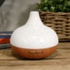 santorini-aroma-diffuser-400ml-05-lifestyle Santorini aroma diffuser op een houten tafel in een interieur