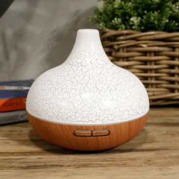 santorini-aroma-diffuser-400ml-05-lifestyle Santorini aroma diffuser op een houten tafel in een interieur