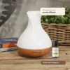 warme-avond-oliecollectie-6x10ml-05-diffusergebruik-v2 Ylang Ylang-olie uit Warme Avond naast de Palma aroma diffuser, die apart verkrijgbaar is.