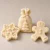 scentulp-decembergeluk-03-detail Decembergeluk van Scentulp: ivoorkleurige cadeauzakkaars, sneeuwvlok en peperkoekfiguur — detail van de handgemaakte kaarsen.