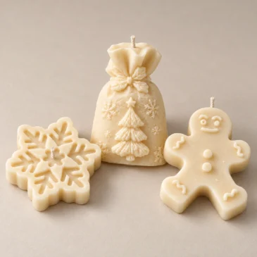 scentulp-decembergeluk-03-detail Decembergeluk van Scentulp: ivoorkleurige cadeauzakkaars, sneeuwvlok en peperkoekfiguur — detail van de handgemaakte kaarsen.