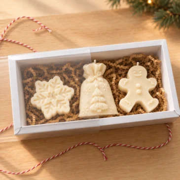 scentulp-decembergeluk-04-geschenkdoos Decembergeluk van Scentulp: ivoorkleurige cadeauzakkaars, sneeuwvlok en peperkoekfiguur in een geschenkdoos.
