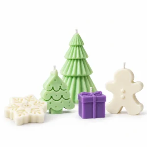 scentulp-kerst-cadeauset-01-product Kerst Cadeauset van Scentulp: twee groene kerstbomen, een paars cadeau, een ivoorkleurige sneeuwvlok en peperkoekfiguur als kaarsen.