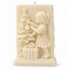 scentulp-kerstverhaal-01-product Kerstverhaal van Scentulp: ivoorkleurige reliรซfkaars met een meisje en kerstboom.