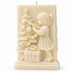 scentulp-kerstverhaal-01-product Kerstverhaal van Scentulp: ivoorkleurige reliรซfkaars met een meisje en kerstboom.