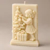 scentulp-kerstverhaal-03-detail Kerstverhaal van Scentulp: ivoorkleurige reliรซfkaars met een meisje en kerstboom โ detail van de handgemaakte kaarsen.