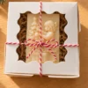 scentulp-kerstverhaal-04-geschenkdoos Kerstverhaal van Scentulp: ivoorkleurige reliรซfkaars met een meisje en kerstboom in een geschenkdoos.
