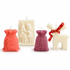 scentulp-kerstverhaal-cadeauset-01-product Kerstverhaal Cadeauset van Scentulp: koraalroze rendierzak, paarse kerstboomzak, ivoorkleurig kersttafereel en rendier met rode strik als kaarsen.