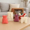 scentulp-kerstverhaal-cadeauset-02-sfeer Kerstverhaal Cadeauset van Scentulp: koraalroze rendierzak, paarse kerstboomzak, ivoorkleurig kersttafereel en rendier met rode strik als kaarsen in een sfeervol winterinterieur.
