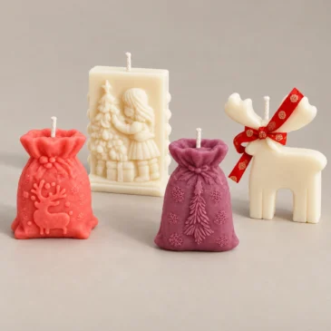 Kerstverhaal Cadeauset van Scentulp: koraalroze rendierzak, paarse kerstboomzak, ivoorkleurig kersttafereel en rendier met rode strik als kaarsen — detail van de handgemaakte kaarsen.