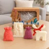 scentulp-kerstverhaal-cadeauset-04-geschenkdoos Kerstverhaal Cadeauset van Scentulp: koraalroze rendierzak, paarse kerstboomzak, ivoorkleurig kersttafereel en rendier met rode strik als kaarsen in een geschenkdoos.