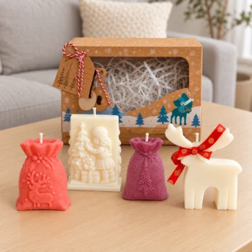 scentulp-kerstverhaal-cadeauset-04-geschenkdoos Kerstverhaal Cadeauset van Scentulp: koraalroze rendierzak, paarse kerstboomzak, ivoorkleurig kersttafereel en rendier met rode strik als kaarsen in een geschenkdoos.