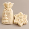 scentulp-sneeuwstilte-03-detail Sneeuwstilte van Scentulp: ivoorkleurige cadeauzakkaars met kerstboom en sneeuwvlokkaars — detail van de handgemaakte kaarsen.