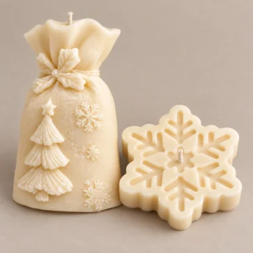 scentulp-sneeuwstilte-03-detail Sneeuwstilte van Scentulp: ivoorkleurige cadeauzakkaars met kerstboom en sneeuwvlokkaars — detail van de handgemaakte kaarsen.