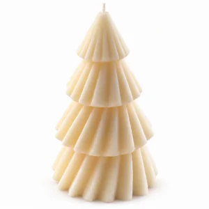 scentulp-winterbos-01-product Winterbos van Scentulp: ivoorkleurige kerstboomkaars met gedraaide lagen.