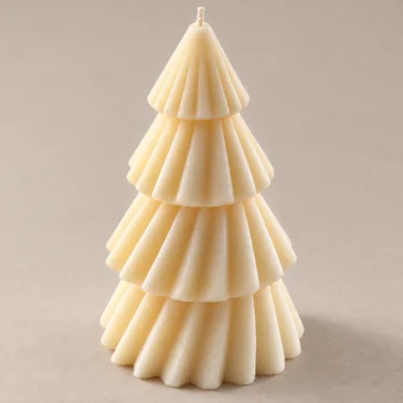 Winterbos van Scentulp: ivoorkleurige kerstboomkaars met gedraaide lagen — detail van de handgemaakte kaarsen.