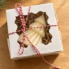 scentulp-winterbos-04-geschenkdoos Winterbos van Scentulp: ivoorkleurige kerstboomkaars met gedraaide lagen in een geschenkdoos.