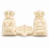 scentulp-wintertrio-01-product Wintertrio van Scentulp: twee ivoorkleurige cadeauzakkaarsen en een sneeuwvlokkaars.