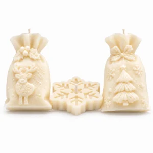 scentulp-wintertrio-01-product Wintertrio van Scentulp: twee ivoorkleurige cadeauzakkaarsen en een sneeuwvlokkaars.