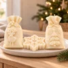 scentulp-wintertrio-02-sfeer Wintertrio van Scentulp: twee ivoorkleurige cadeauzakkaarsen en een sneeuwvlokkaars in een sfeervol winterinterieur.
