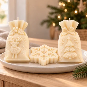 scentulp-wintertrio-02-sfeer Wintertrio van Scentulp: twee ivoorkleurige cadeauzakkaarsen en een sneeuwvlokkaars in een sfeervol winterinterieur.