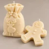 scentulp-wintervrienden-03-detail Wintervrienden van Scentulp: ivoorkleurige rendierzakkaars en peperkoekfiguur — detail van de handgemaakte kaarsen.