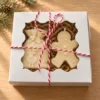 scentulp-wintervrienden-04-geschenkdoos Wintervrienden van Scentulp: ivoorkleurige rendierzakkaars en peperkoekfiguur in een geschenkdoos.